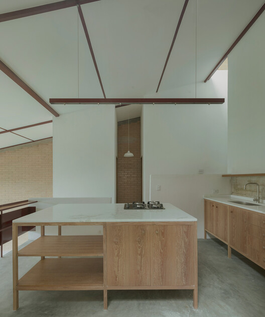 Vargem Grande House / Ayako e Zebulun arquitetura - Фотография интерьера, стол, балка, раковина