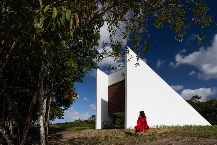 Храм Алдея / NEBR Arquitetura - Фотография экстерьера, фасад, лес