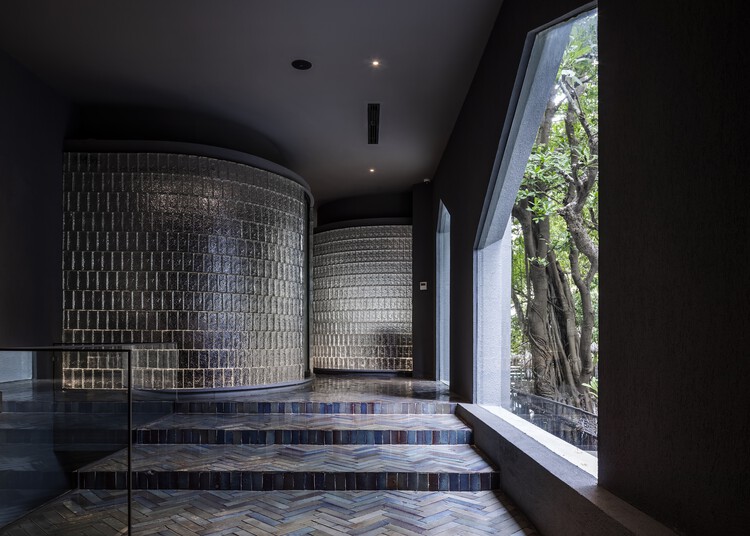 Ресторан Crystal / NH Village Architects — Фотография интерьера, окон