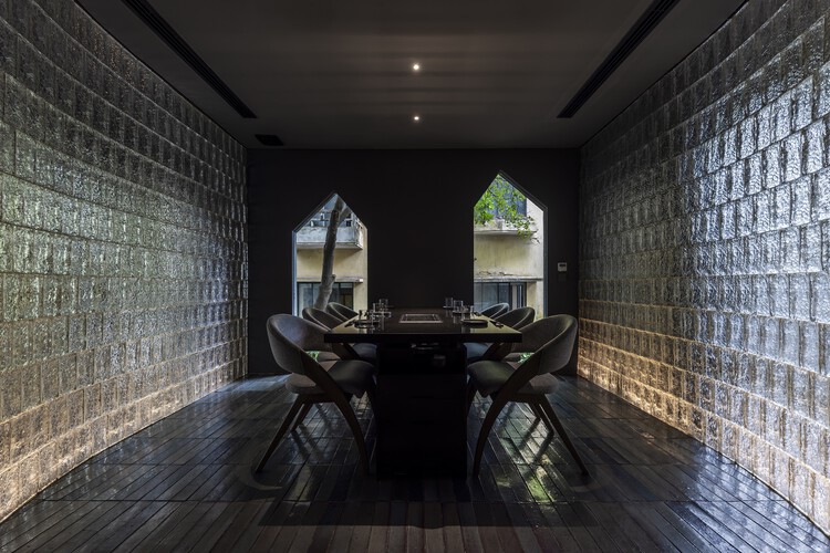 Ресторан Crystal / NH Village Architects — фотография интерьера, стол, стул