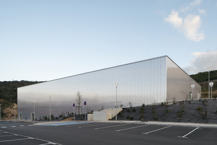 Спортивный зал Пьетроселла / Versini Architectes Associés + Nome Studio – Фотография экстерьера