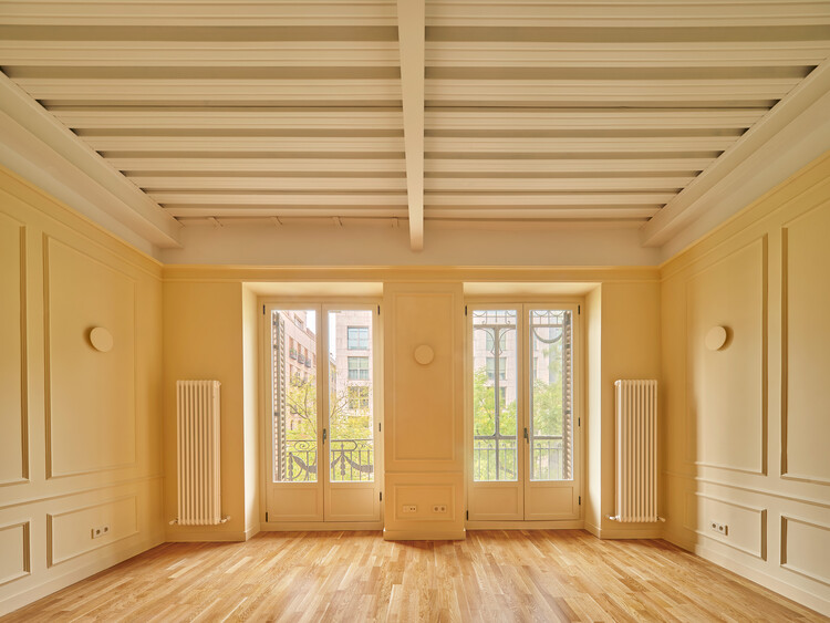 Avorio Renovation / Estudio Gonzalo del Val - Фотография интерьера, окна, двери, освещение, балка