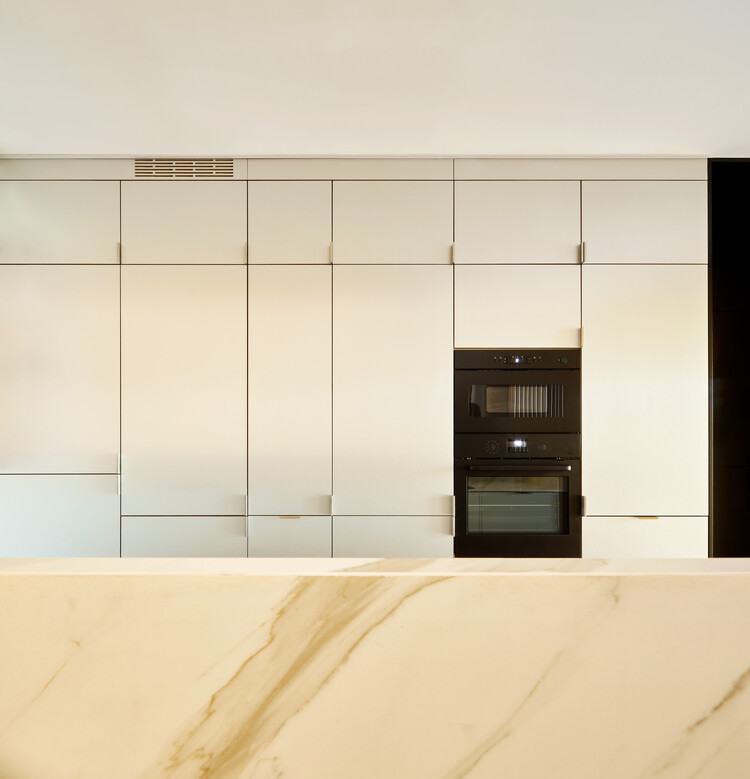 Avorio Renovation / Estudio Gonzalo del Val - Фотография интерьера, кухня, стеллажи, столешница