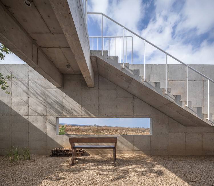 Seon Heul Sup House / SOHUN Architects & Planners — Фотография экстерьера, скамейка