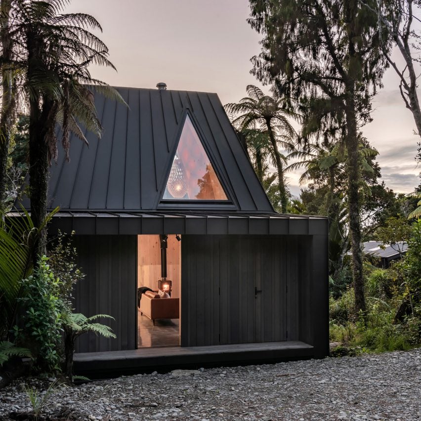 Внешний вид домика Biv Punakaiki от Fabric Architecture