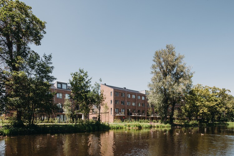 Slachthuisdistrict Haarlem Apartments / vanOmmeren-architecten - Экстерьерная фотография, окна, набережная, сад