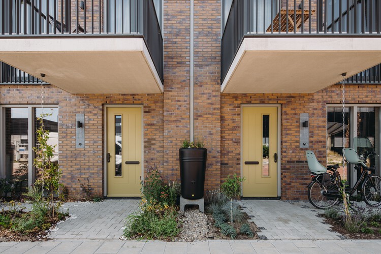 Slachthuisdistrict Haarlem Apartments / vanOmmeren-architecten - Экстерьерная фотография, окна, дверь, кирпич, фасад, двор