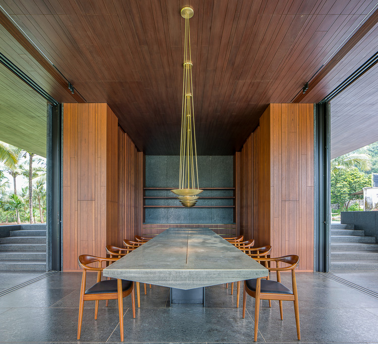 Дом Парикрама / SPASM Design Architects - Фотография интерьера, Столовая