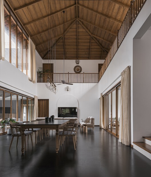 Lilly House / Aslam Sham Architects - Фотография интерьера, Столовая, Окна, Стол, Балка, Стул