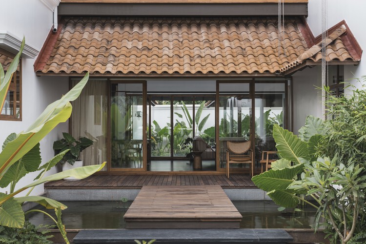 Lilly House / Aslam Sham Architects - Фотография интерьера, стол, дверь, окна, стул, сад, патио, двор
