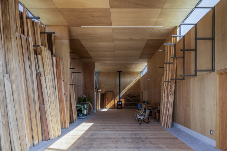 Офис в Минамиёсида / Taichi Nishishita Architect & Associates — Фотография интерьера, балка