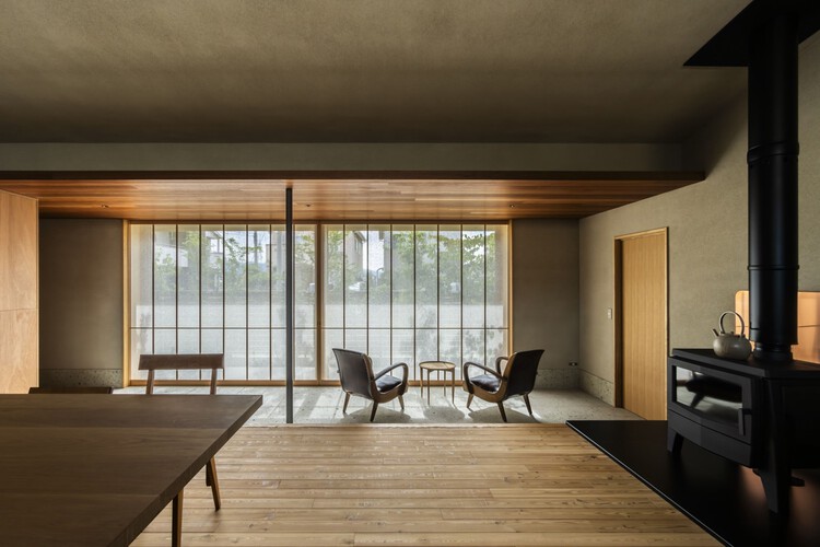 Офис в Минамиёсида / Taichi Nishishita Architect & Associates — Фотография интерьера, стол, стул