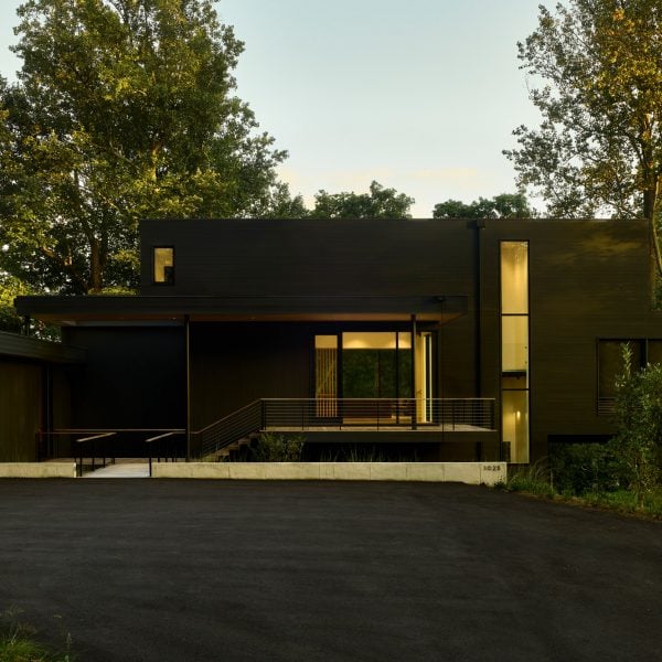 Гриф сообщает о дизайне дома на дереве в Вирджинии от Robert Young Architects