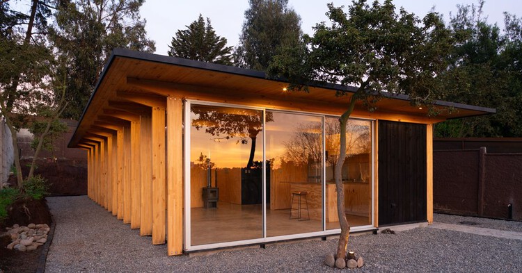 Los Pinos House / Fantuzzi + Rodillo Arquitectos - Фотография Экстерьера, Дверь, Фасад, Окна, Балка