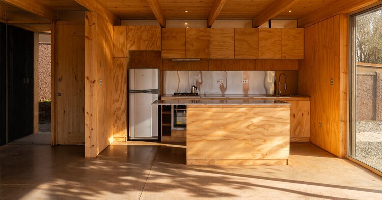 Los Pinos House / Fantuzzi + Rodillo Arquitectos - Фотография интерьера, кухня, столешница, балка