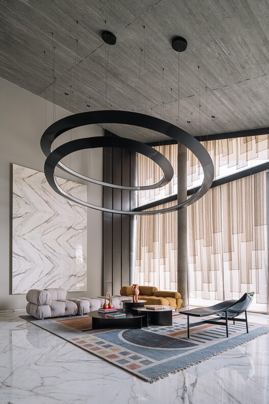 Link House / Openideas Architects - Фотография интерьера, гостиная, окна, стол, балка, колонна