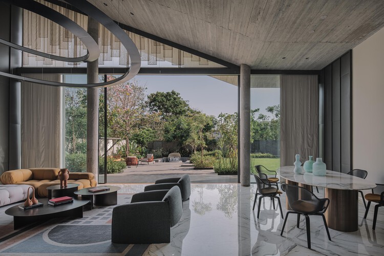 Link House / Openideas Architects — Фотография интерьера, гостиная, стол, стул