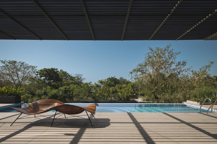 Link House / Openideas Architects — Экстерьерная фотография, стул, терраса