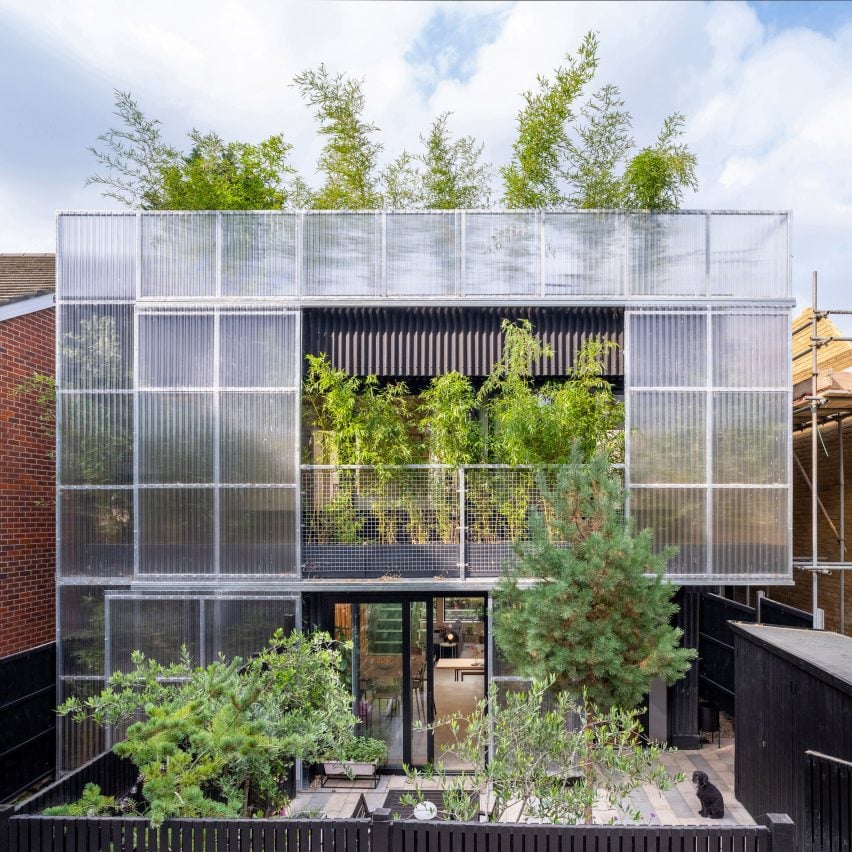 Фасад из поликарбоната и бамбука в Green House от Hayhurst and Co.