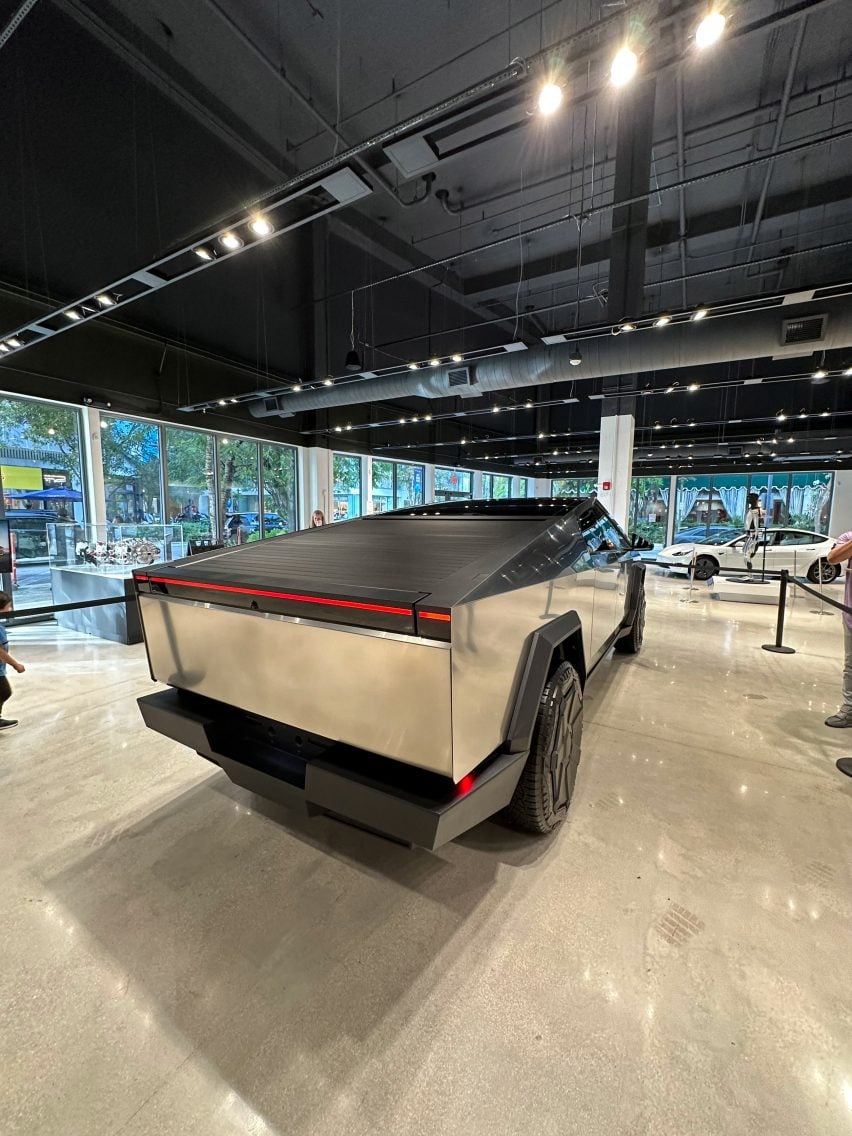 Tesla Cybertruck в автосалонах