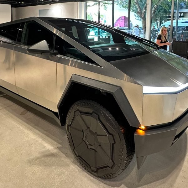 Tesla Cybertruck запущен и теперь в автосалонах