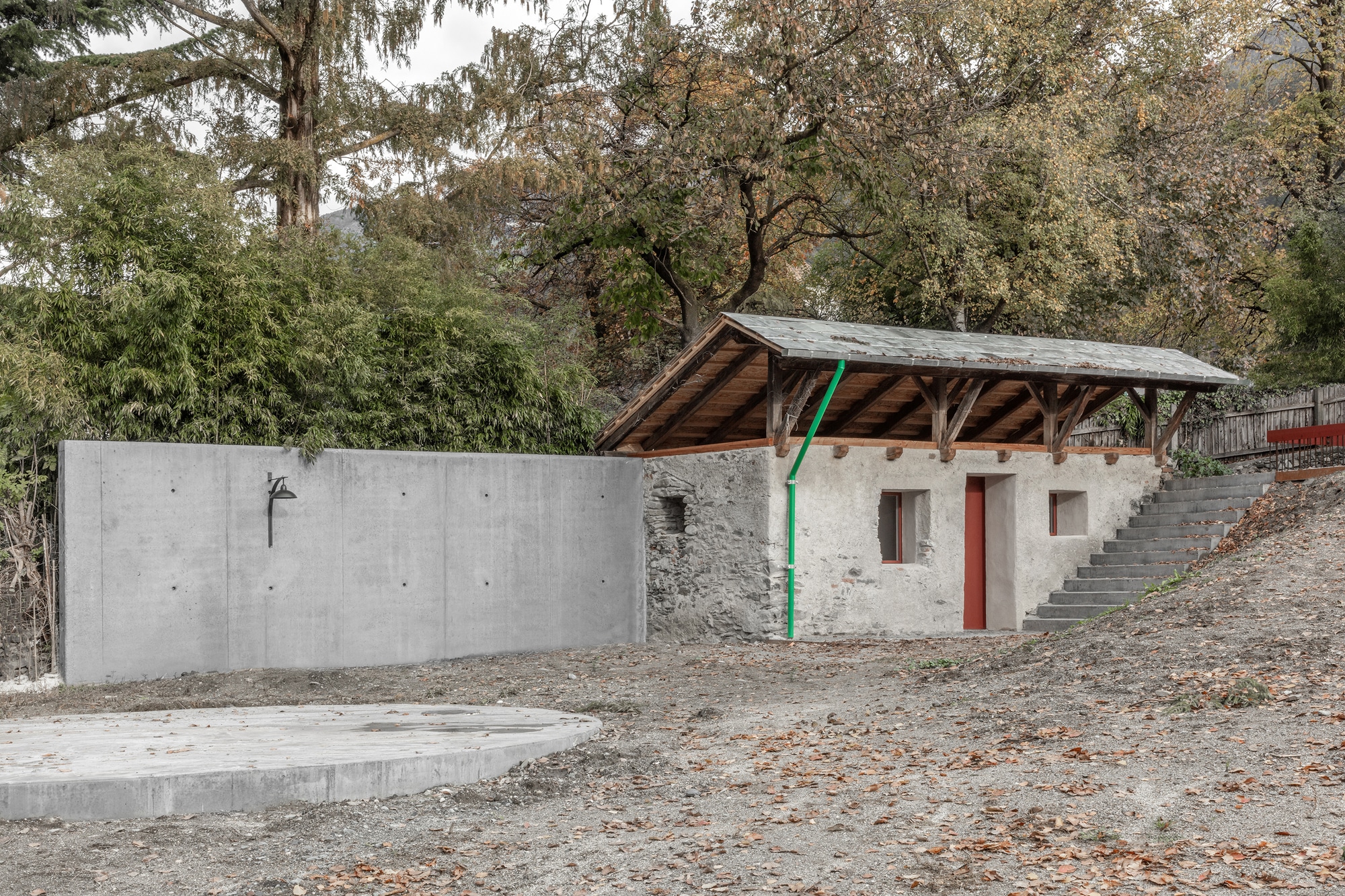 В дом у стены / bergmeisterwolf Architekten
