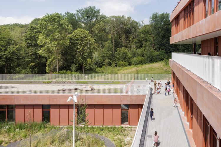 Детский кампус Theodoor / cuypers & Q Architecten - Фотография экстерьера, окна, перила