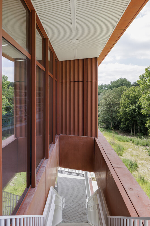 Детский кампус Theodoor / cuypers & Q Architecten - Фотография интерьера, фасад, окна, балка, сад, палуба
