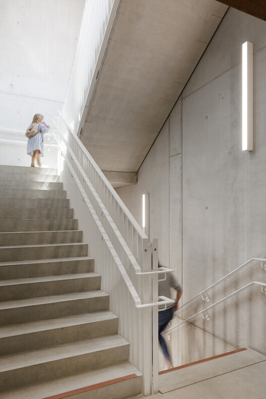 Детский кампус Theodoor / cuypers & Q Architecten - Фотография интерьера, лестницы, перила