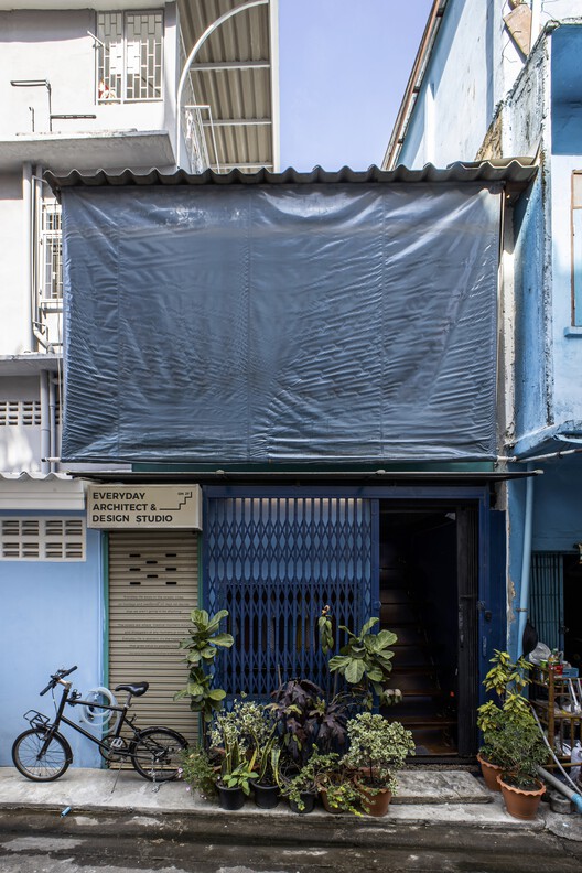 Офис Khlongsan Studio / Студия Everyday Architects & Design - Экстерьерная фотография, окна, фасад