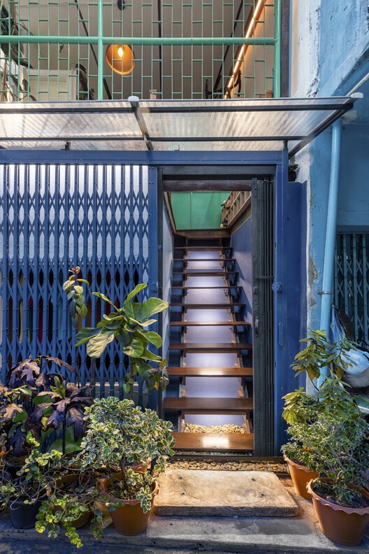 Офис Khlongsan Studio / Студия Everyday Architects & Design - Экстерьерная фотография, лестница, фасад, перила