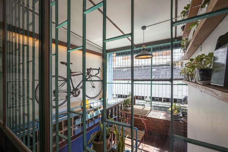 Офис Khlongsan Studio / Студия Everyday Architects & Design - Фотография интерьера, окна, стул, перила