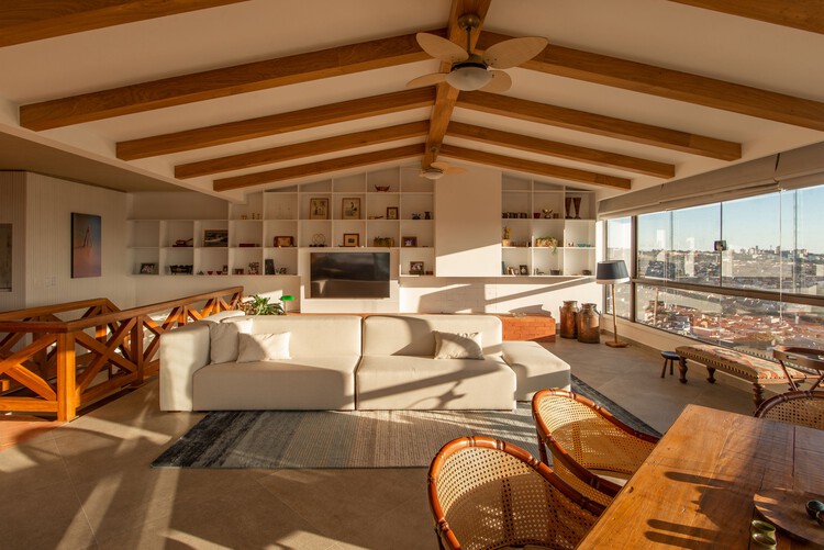 BGN Penthouse / Estudio Mangava - Фотография интерьера, гостиная, стол, стул, балка, окна