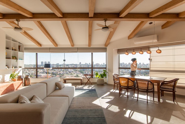 BGN Penthouse / Estudio Mangava - Фотография интерьера, гостиная, стол, стул, балка