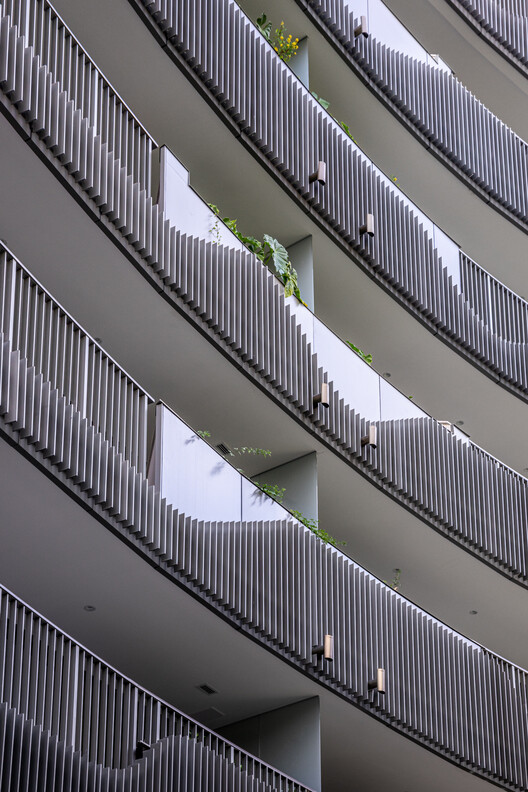 Brisa Apartments / Sergio Conde Caldas Arquitetura - Фотография интерьера, лестница, балка, фасад, сталь