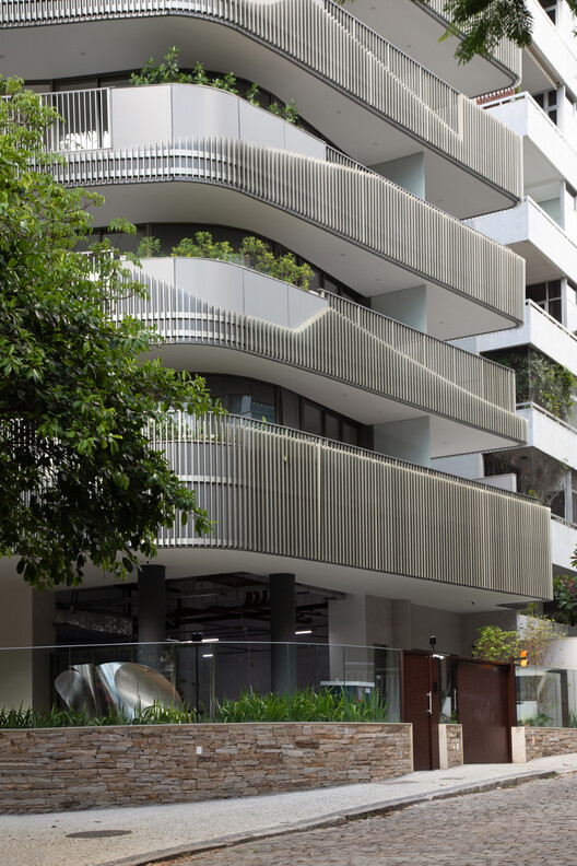 Brisa Apartments / Sergio Conde Caldas Arquitetura - Фотография экстерьера, фасад