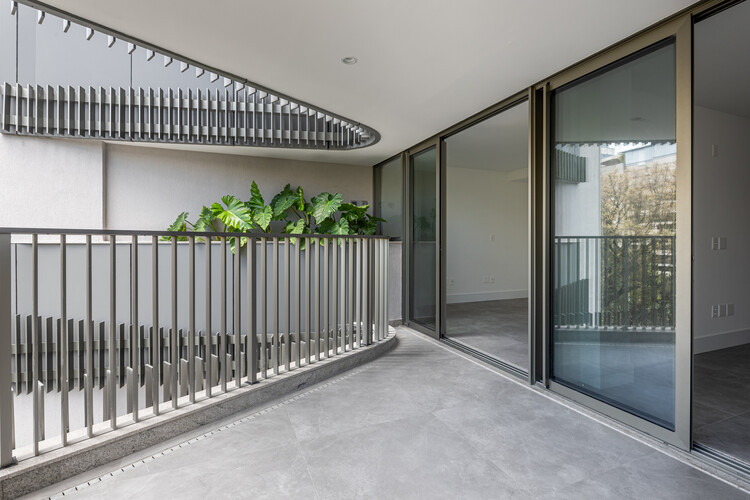 Brisa Apartments / Sergio Conde Caldas Arquitetura - Фотография интерьера, забор, фасад, перила