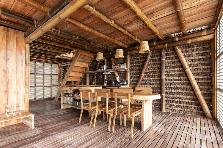 Toquilla House / Rama Estudio - Фотография интерьера, стол, балка, окна