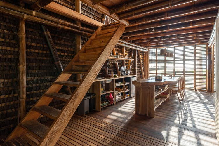 Toquilla House / Rama Estudio - Фотография интерьера, балка, стеллажи, окна
