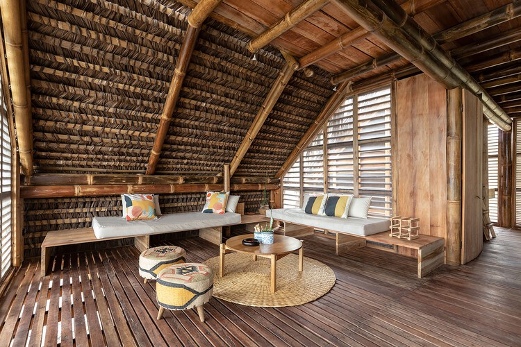 Toquilla House / Rama Estudio - Фотография интерьера, гостиная, стол, окна, балка