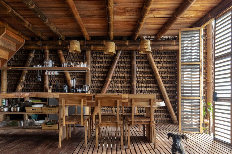 Toquilla House / Rama Estudio - Фотография интерьера, стол, балка, стул