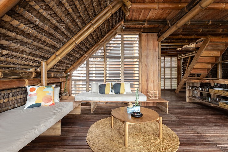 Toquilla House / Rama Estudio - Фотография интерьера, гостиная, окна, стол, балка