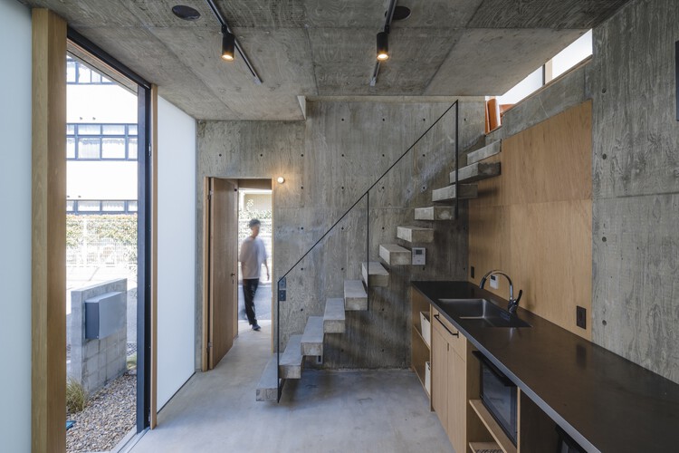 Дом с узором в клетку / IGArchitects - Фотография интерьера, кухня, окна, балка, перила