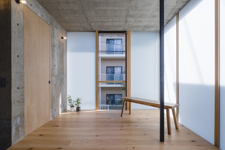 Дом с рисунком в клетку / IGArchitects - Фотография интерьера, окна, балка