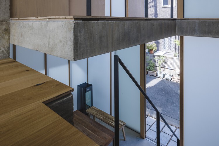 Дом с узором в клетку / IGArchitects - Фотография интерьера, лестницы, окна, перила