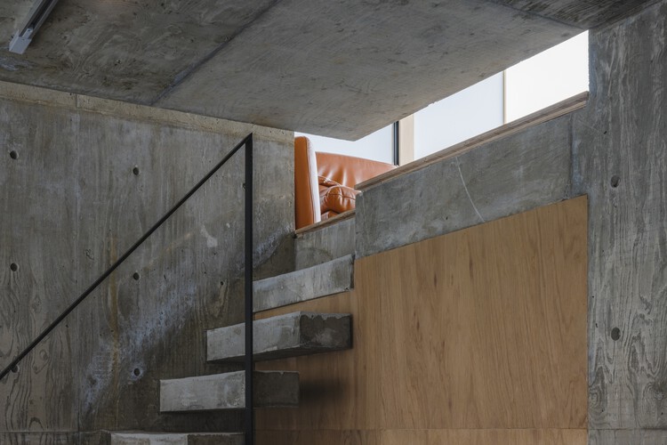Дом с рисунком в клетку / IGArchitects - Фотография интерьера, балка, перила