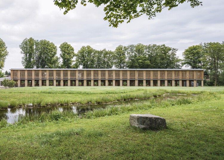 Деревянная автостоянка B&O / HK Architekten, Hermann Kaufmann + Partner ZT - Экстерьерная фотография, сад