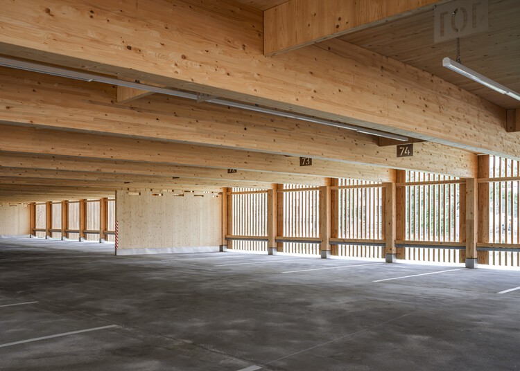 Деревянная автостоянка B&O / HK Architekten, Hermann Kaufmann + Partner ZT - Фотография интерьера, балка, колонна