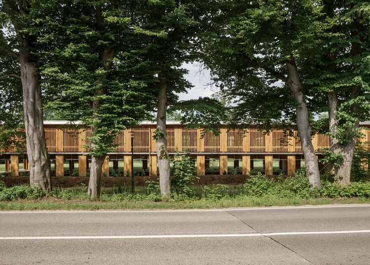 Деревянная автостоянка B&O / HK Architekten, Hermann Kaufmann + Partner ZT - Экстерьерная фотография, забор, фасад