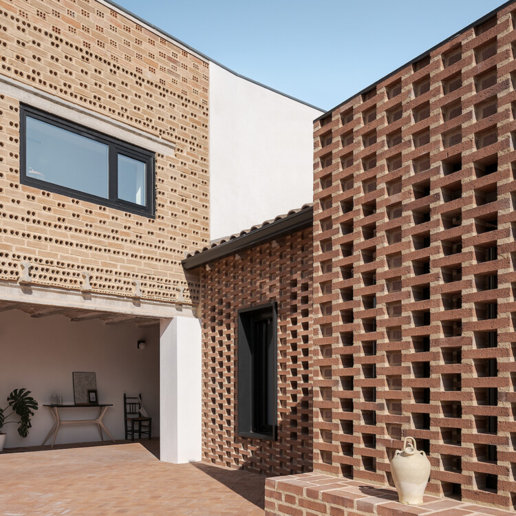 Marcela House / Erbalunga estudio - Фотография экстерьера, Окна, Кирпич, Фасад, Стул, Патио, Двор